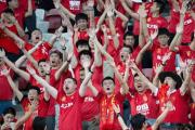 开云体育入口-球迷热情高涨，为心爱球队加油助威！