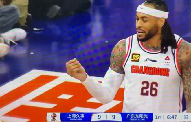 关键时刻！一队球员意外被罚下场