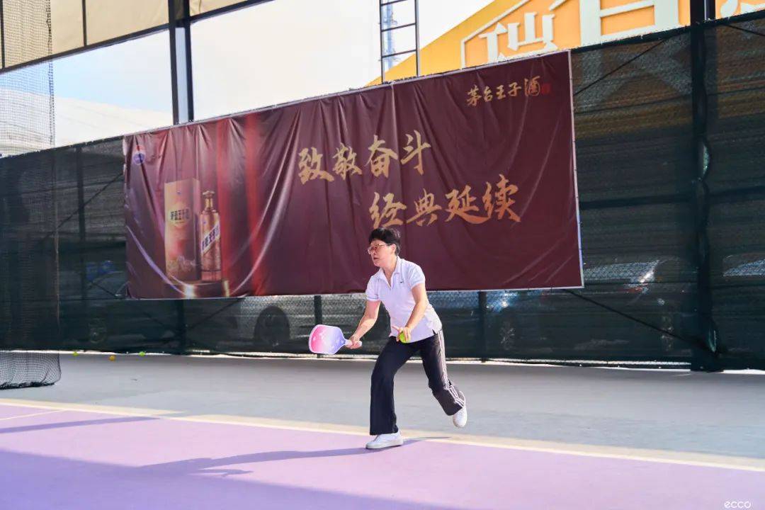 铿锵动作！选手飒爽英姿，赢得现场喝彩的简单介绍