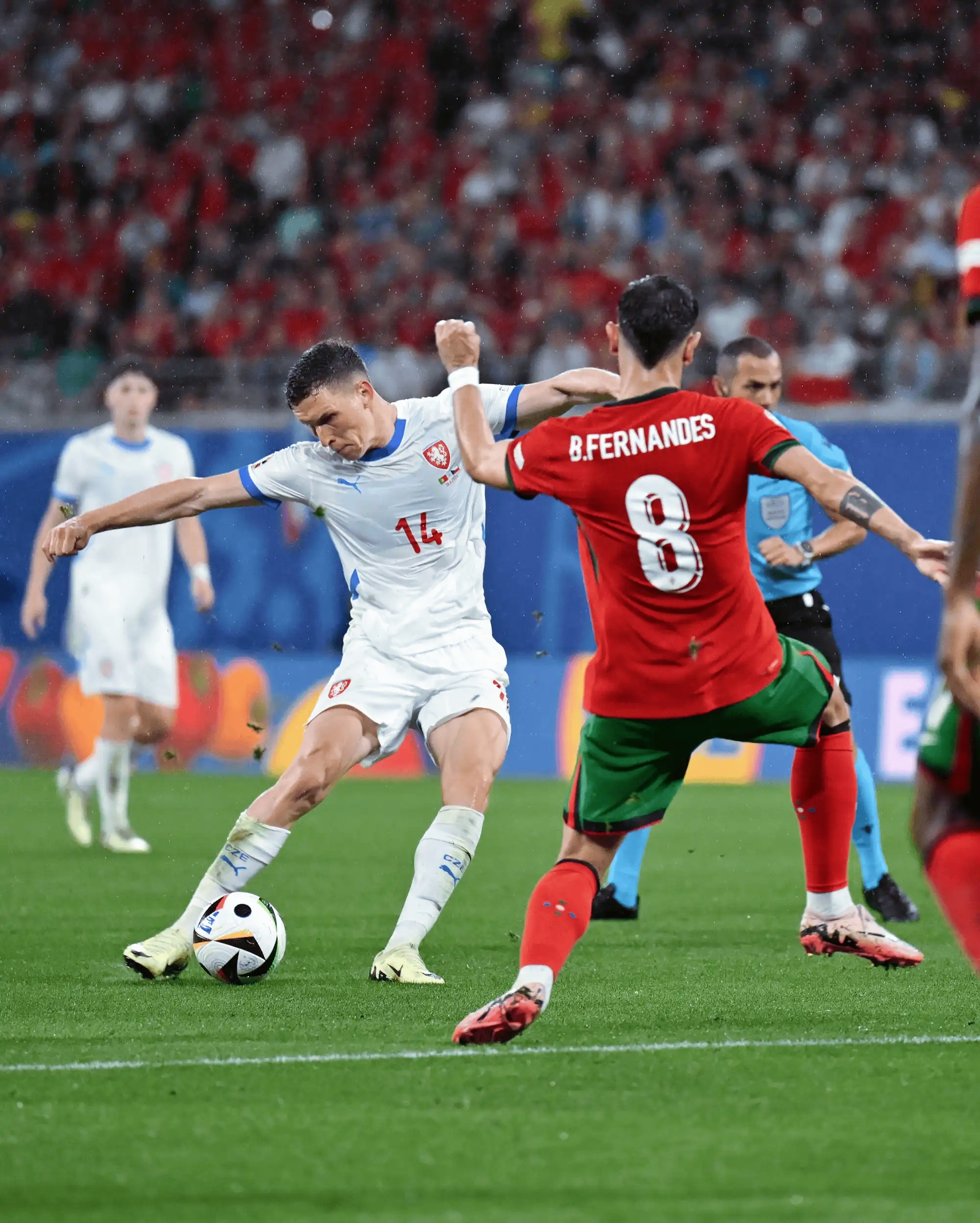 欧洲国家足球比赛赛场上的激情绽放