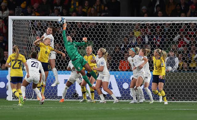 瑞典队客场积极抗衡取得争议点球的简单介绍 瑞典队客场积极抗衡取得争议点球的简单介绍