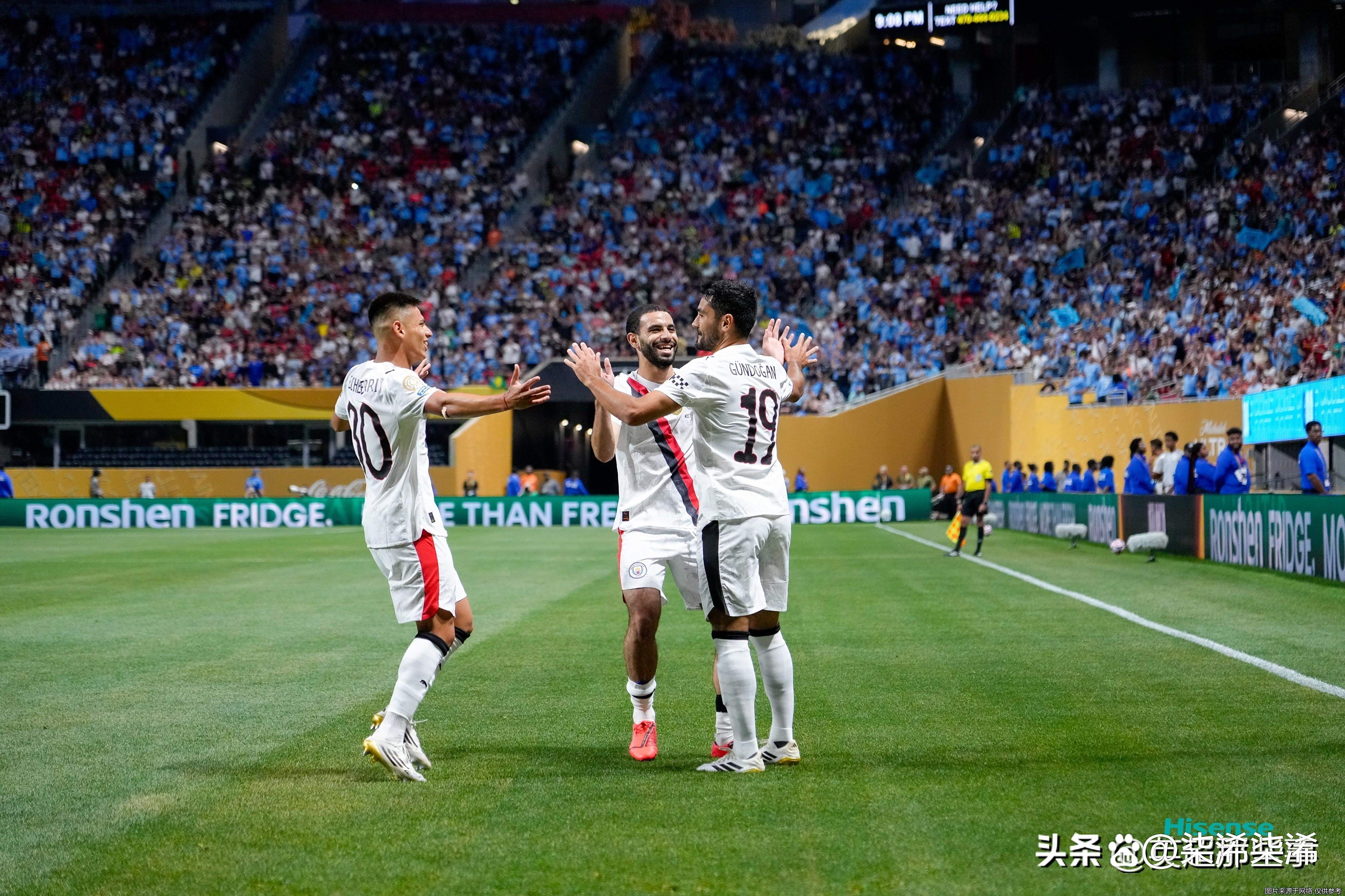 曼城球迷欢呼,对手难以组织反击 曼城球迷欢呼,对手难以组织反击