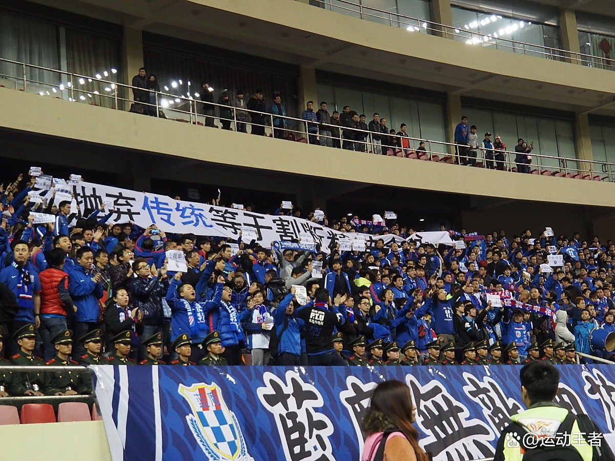 上海申花队员精湛技术,助力球队获胜 上海申花队员精湛技术,助力球队获胜