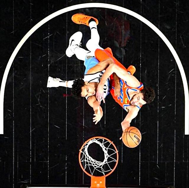 老鹰客场逆袭尼克斯，外线火力全开